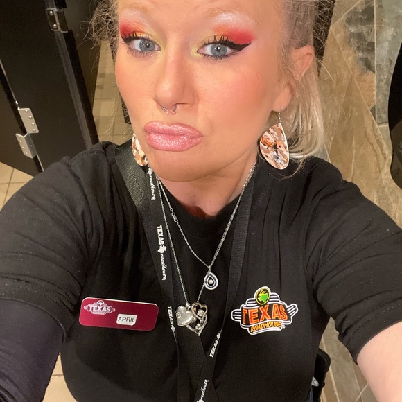 Meet your Posher, April - Picture 3 of 6